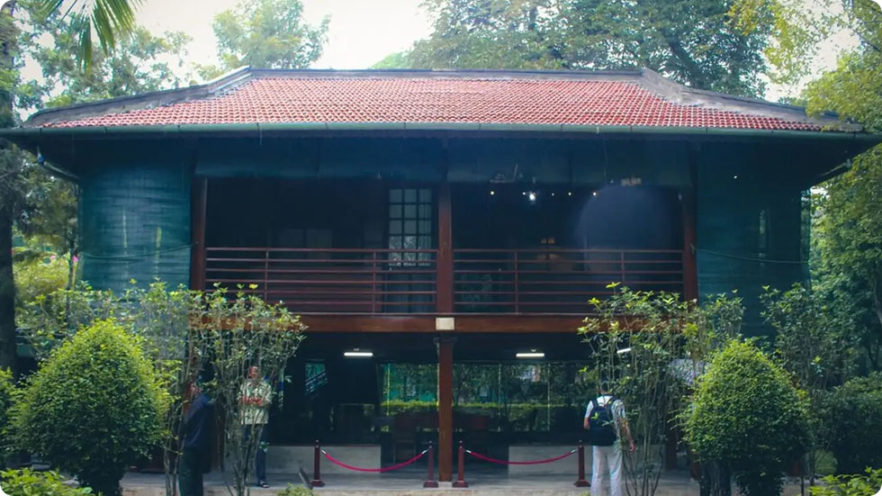 casas de palafitas e lagos de peixes de Ho Chi Minh